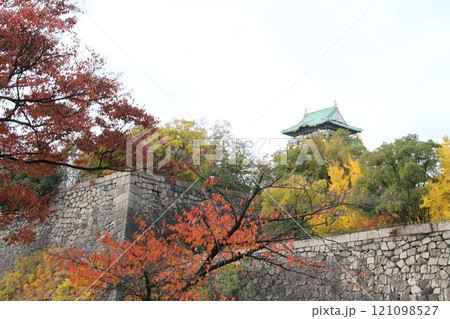 紅葉が彩る大阪城公園 紅葉が彩る大阪城公園 121098527