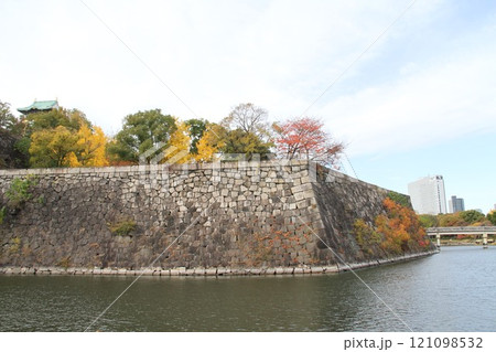 紅葉が彩る大阪城公園 紅葉が彩る大阪城公園 121098532