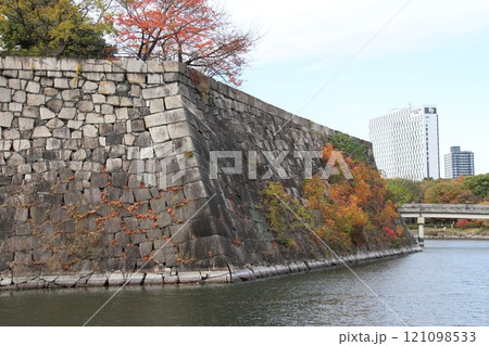 紅葉が彩る大阪城公園 121098533