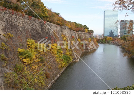 紅葉が彩る大阪城公園 紅葉が彩る大阪城公園 121098556