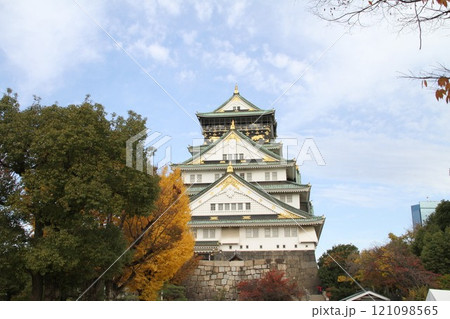 紅葉が彩る大阪城公園 紅葉が彩る大阪城公園 121098565