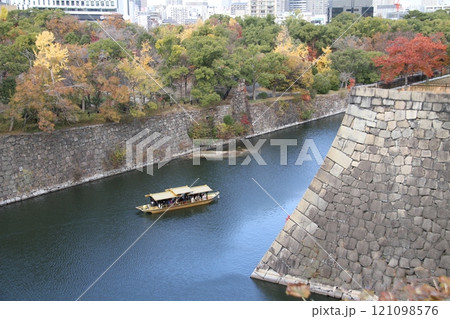 紅葉が彩る大阪城公園 紅葉が彩る大阪城公園 121098576