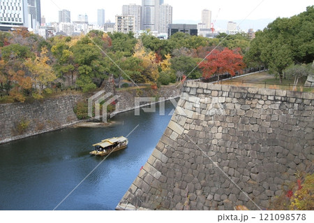 紅葉が彩る大阪城公園 紅葉が彩る大阪城公園 121098578