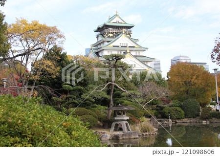 紅葉が彩る大阪城公園 紅葉が彩る大阪城公園 121098606