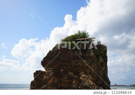 出雲稲佐の浜にある弁天島の鳥居 夏の空に映える 121098614