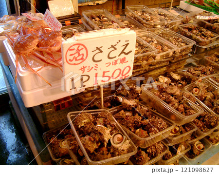 Raw seafoods on the winter market / 鮮魚市場に並ぶ海の幸,サザエ Raw seafoods on the winter market / 鮮魚市場に並ぶ海の幸,サザエ 121098627