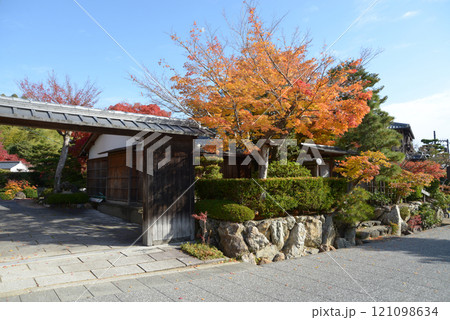 嵯峨野　愛宕山参道の民家の紅葉　京都市右京区嵯峨 121098634