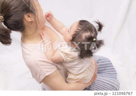 【おばあちゃんの顔を触る赤ちゃん】 【おばあちゃんの顔を触る赤ちゃん】 121098767