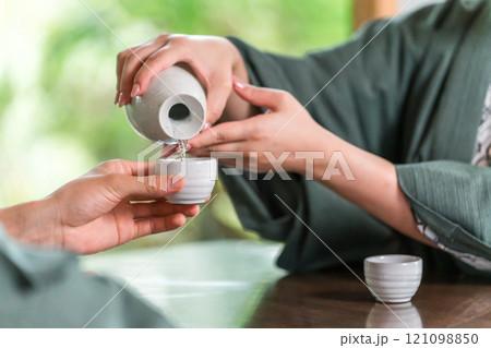 浴衣姿でお酌する男女の手元 浴衣姿でお酌する男女の手元 121098850