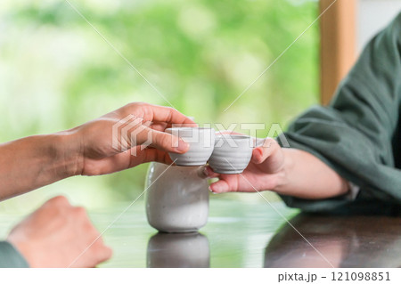 浴衣姿でお酌・晩酌・乾杯する男女の手元 浴衣姿でお酌・晩酌・乾杯する男女の手元 121098851