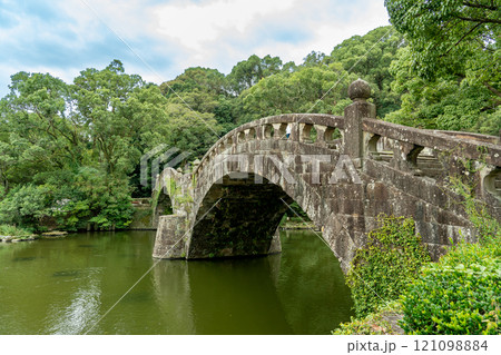 長崎県諫早市　諫早公園内の眼鏡橋 121098884