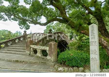 長崎県諫早市　諫早公園内の眼鏡橋 121098885