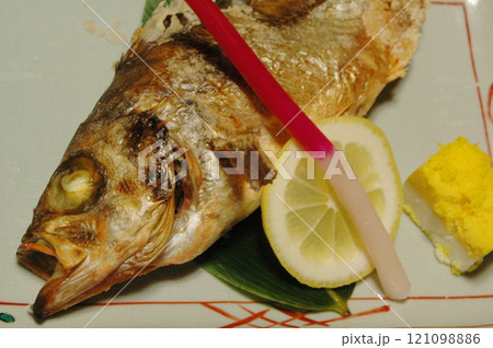 Grilled fish on a plate / 和食懐石料理,焼き魚料理(メバルの塩焼き) Grilled fish on a plate / 和食懐石料理,焼き魚料理(メバルの塩焼き) 121098886