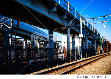 鉄道と建設中の高架橋 東京都 東村山駅周辺 2024.11 b-2 高彩度コントラスト 鉄道と建設中の高架橋 東京都 東村山駅周辺 2024.11 b-2 高彩度コントラスト 121098912