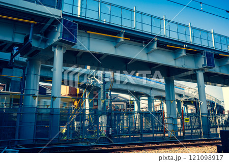 鉄道と建設中の高架橋 東京都 東村山駅周辺 2024.11　c-3 暖色寒色強調 121098917