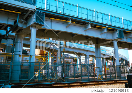 鉄道と建設中の高架橋 東京都 東村山駅周辺 2024.11 c-4 ライトカラー 鉄道と建設中の高架橋 東京都 東村山駅周辺 2024.11 c-4 ライトカラー 121098918