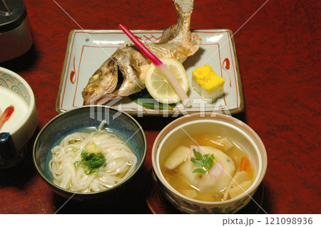 Washoku set menu - grilled fish 和食懐石，焼き魚定食(メバル塩焼き) 121098936