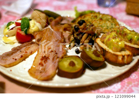 Snack plate (Italian) / イタリアンレストランのおつまみ盛り合わせ Snack plate (Italian) / イタリアンレストランのおつまみ盛り合わせ 121099044