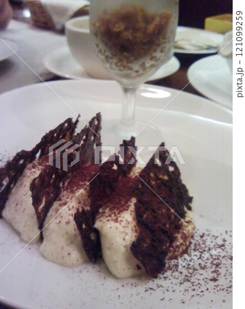 Dessert plate- Tiramisu / イタリアンレストランのティラミス・デザート 121099259