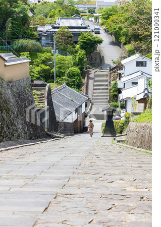 酢屋の坂を上ってくる女性 酢屋の坂を上ってくる女性 121099341
