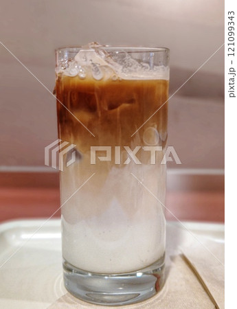 アイスカフェラテの美しいグラデーション 121099343