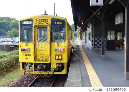 豊後竹田駅に停車しているキハ125形普通列車 121099406