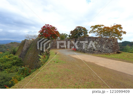 岡城 鐘櫓跡、太鼓櫓跡、本丸方面の景色（大分県竹田市） 121099409