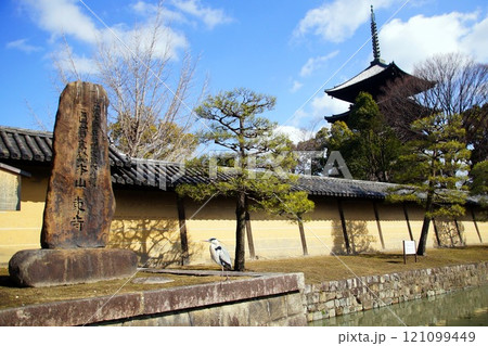 京都府　東寺・寺号碑 ＆ 五重塔（国宝） 京都市 南区 九条町　2022年2月 121099449
