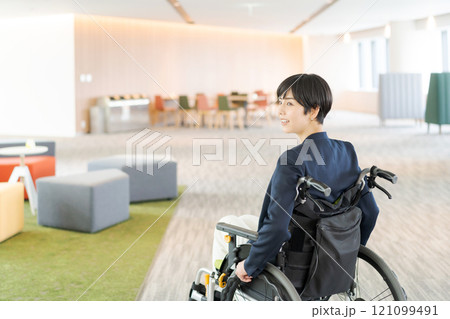 働く女性車椅子ユーザー 働く女性車椅子ユーザー 121099491