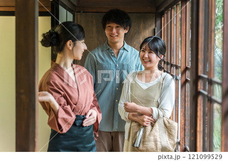 老舗の温泉旅館・高級旅館・宿坊で観光客に接客する仲居さん・女将さん 121099529