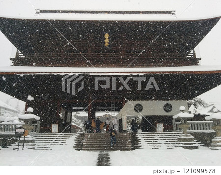 Old temple in the cold snow / 雪の降り続く日本の古刹寺院 121099578