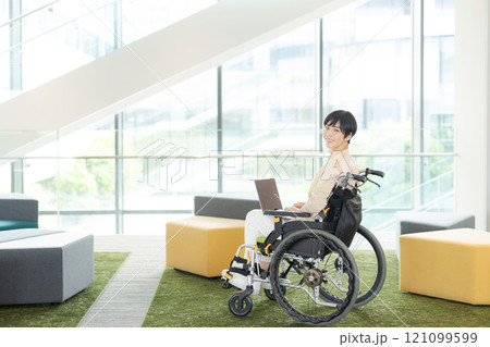 車椅子に乗る働く女性 121099599