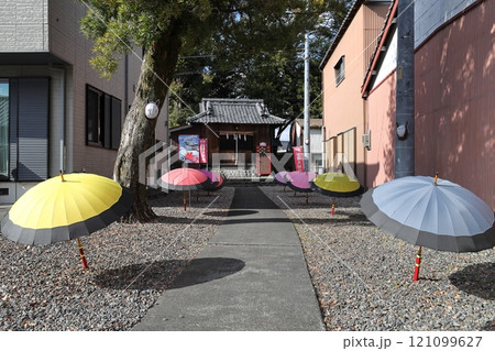 和傘に彩られた八重枠稲荷神社 静岡県島田市川越宿 121099627