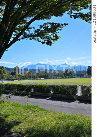 遥か赤城山を望む沼田市運動公園　利根川沿い　スポーツ公園　沼田市　　　 121099631