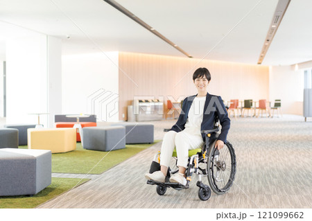 車椅子に乗る働く女性 車椅子に乗る働く女性 121099662