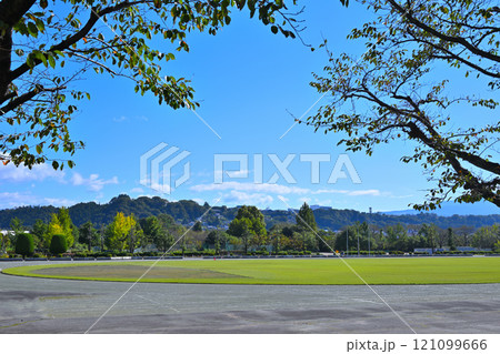 遥か赤城山を望む沼田市運動公園　利根川沿い　スポーツ公園　沼田市　　　 121099666