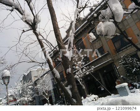 The brick house in heavy snow / 雪の降る街～レンガ造りの街並み 121099674