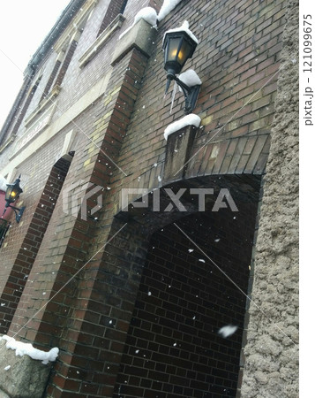 The brick house in heavy snow / 雪の降る街~レンガ造りの街並み The brick house in heavy snow / 雪の降る街~レンガ造りの街並み 121099675