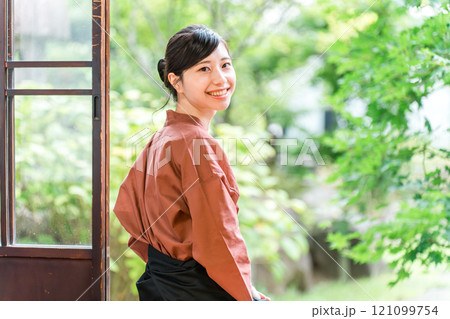 老舗の温泉旅館・高級旅館・宿坊で働く仲居さん・女将さん 121099754