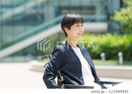 スーツ姿の車椅子ユーザー 121099981