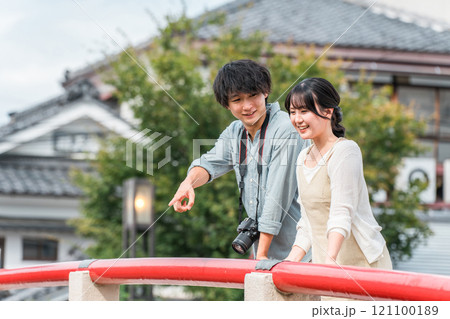 国内旅行で城下町を街歩き・観光ツアーをする若い夫婦・カップル 121100189
