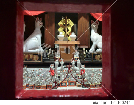 Fox ornaments in Inari-shrine / お稲荷さんのキツネのオブジェ，置き物 121100244