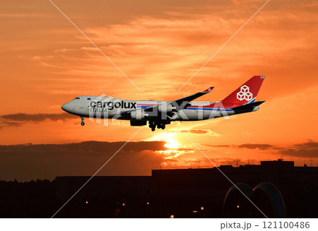 カーゴラックス747cargo飛行機の丘アプローチ 121100486