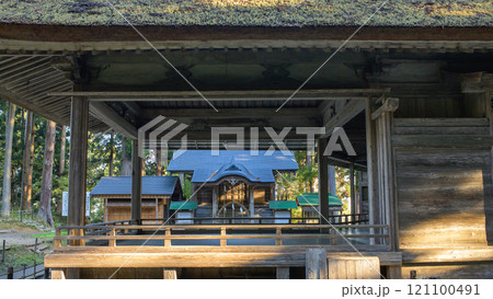 中尊寺鎮守白山神社　能舞台越しに拝殿を観る　岩手県 121100491