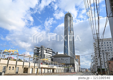 【山口県下関市】街中から見た海峡ゆめタワー 【山口県下関市】街中から見た海峡ゆめタワー 121100540