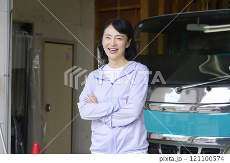 トラックの前に立つ女性のポートレート トラックの前に立つ女性のポートレート 121100574