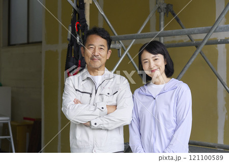 作業員の夫婦のポートレート　カメラ目線 121100589
