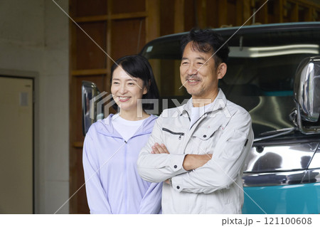 トラックの前に立つ作業員の夫婦のポートレート トラックの前に立つ作業員の夫婦のポートレート 121100608