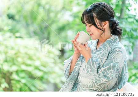 浴衣を着てお茶を飲む若い女性(茶道) 浴衣を着てお茶を飲む若い女性(茶道) 121100738