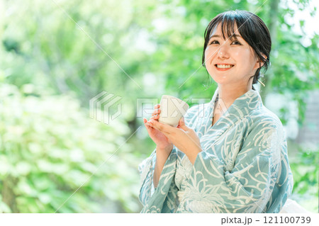 浴衣を着てお茶を飲む若い女性(茶道) 121100739